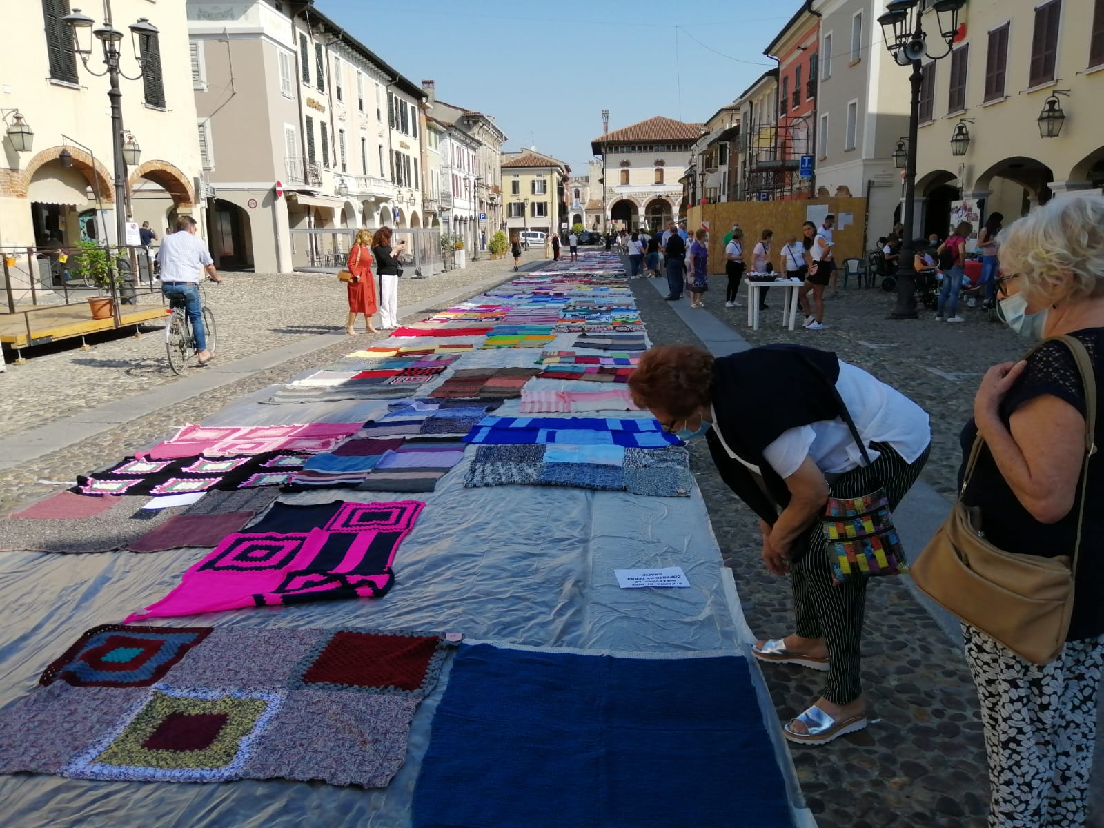 un quadrotto per cucire relazioni