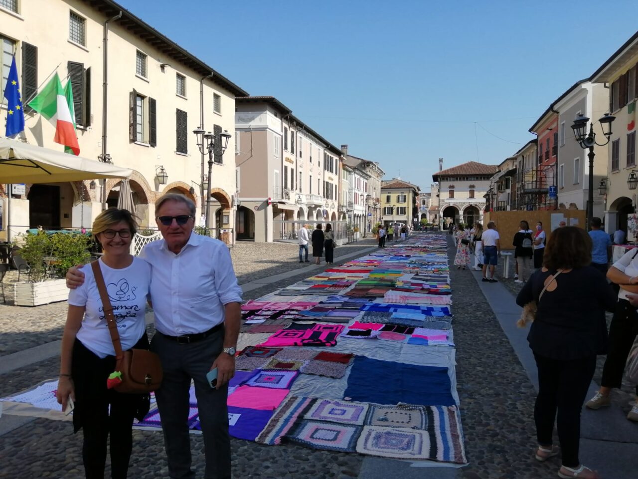 Seicento coperte cucite a mano coprono la piazza di Orzinuovi