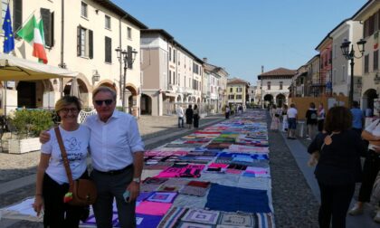 Seicento coperte cucite a mano coprono la piazza di Orzinuovi