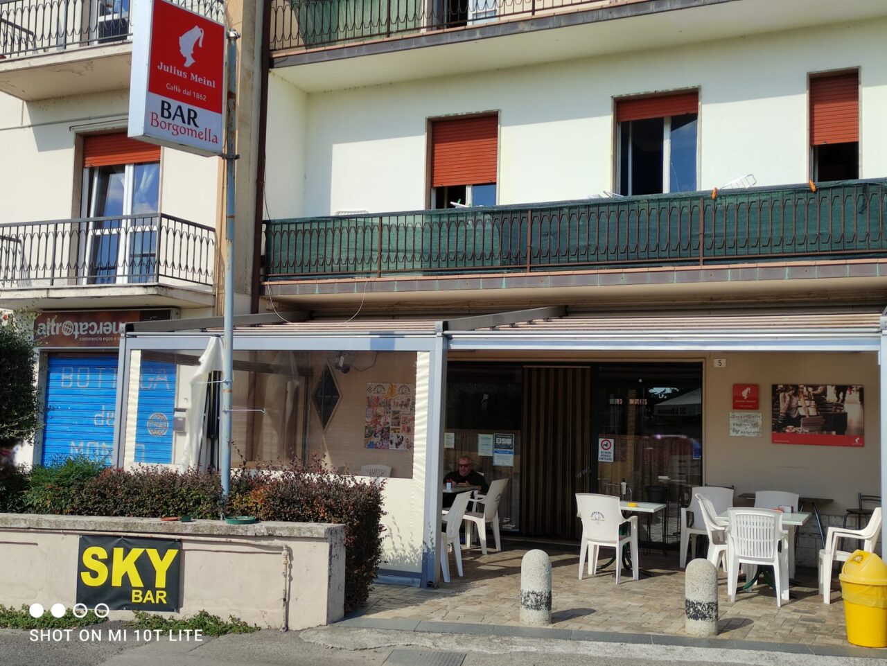 “In Essere”: quando l’arte si incontra al bar