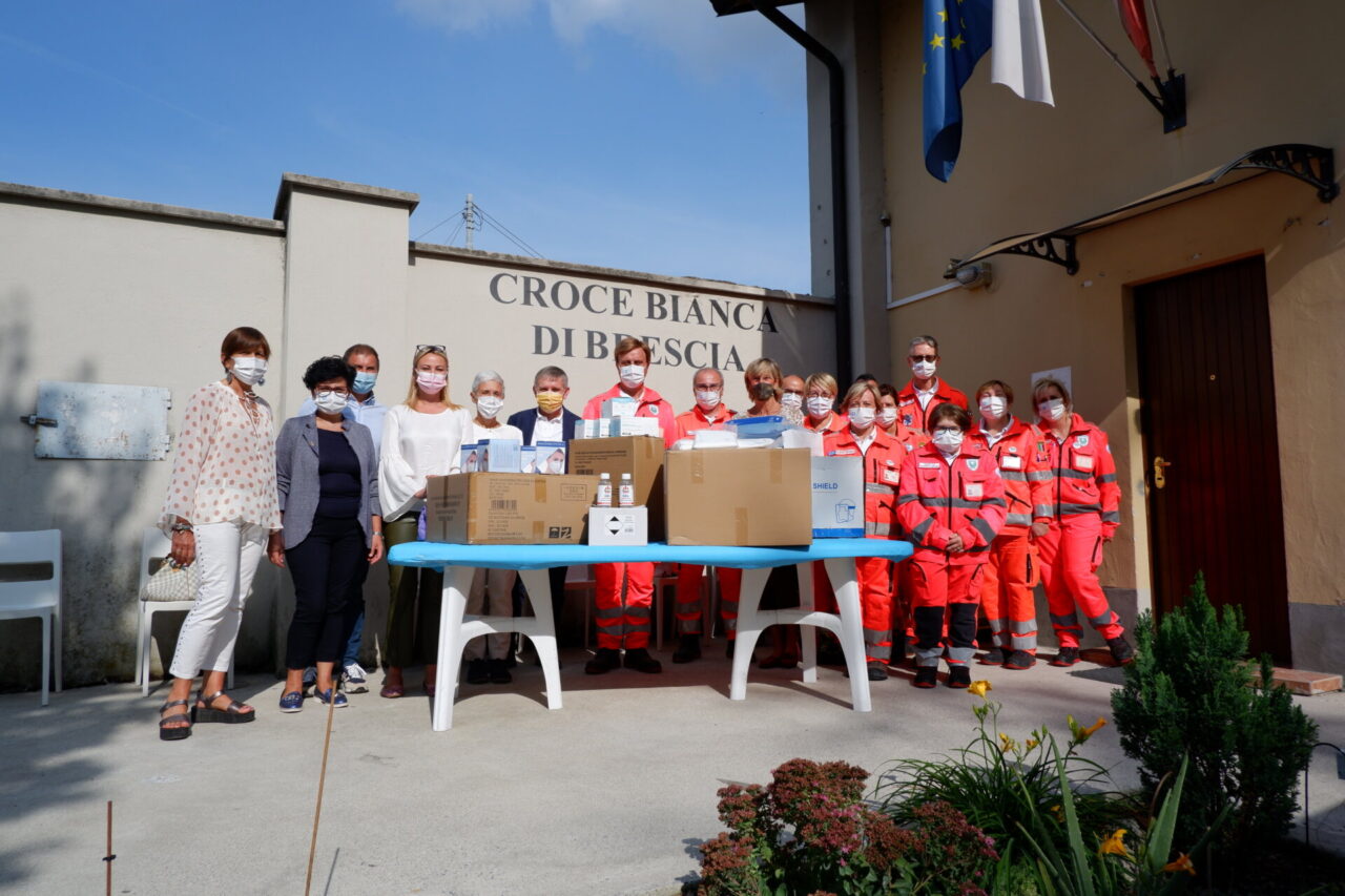 Un carico di Dpi in dono alla Croce Bianca