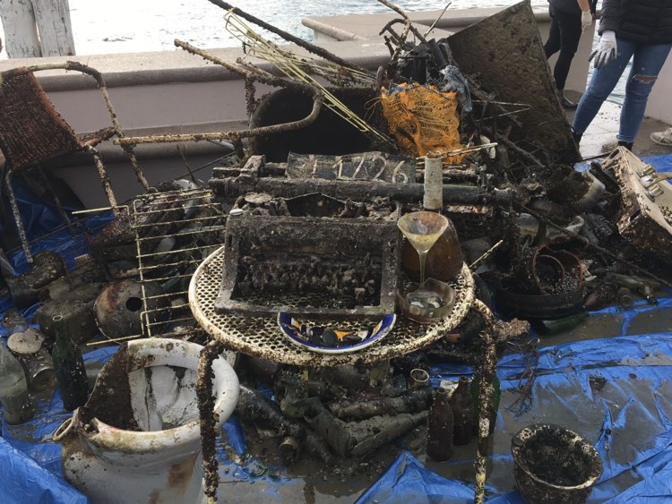 Gardone Riviera, recuperati dal lago di Garda diversi oggetti tra cui water e due macchine da scrivere