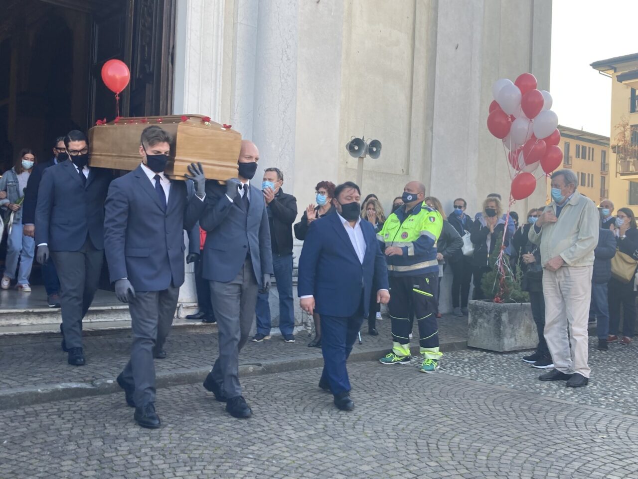 L’ultimo saluto a Elena Casanova, uccisa dall’ex compagno