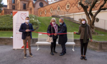 Spedali Civili di Brescia, una panchina bianca in dono per gli operatori sanitari
