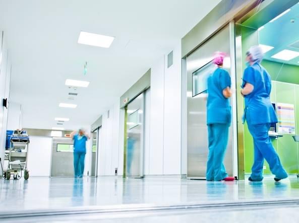 Uomo armato fa irruzione in ospedale e minaccia dottoresse e infermiere