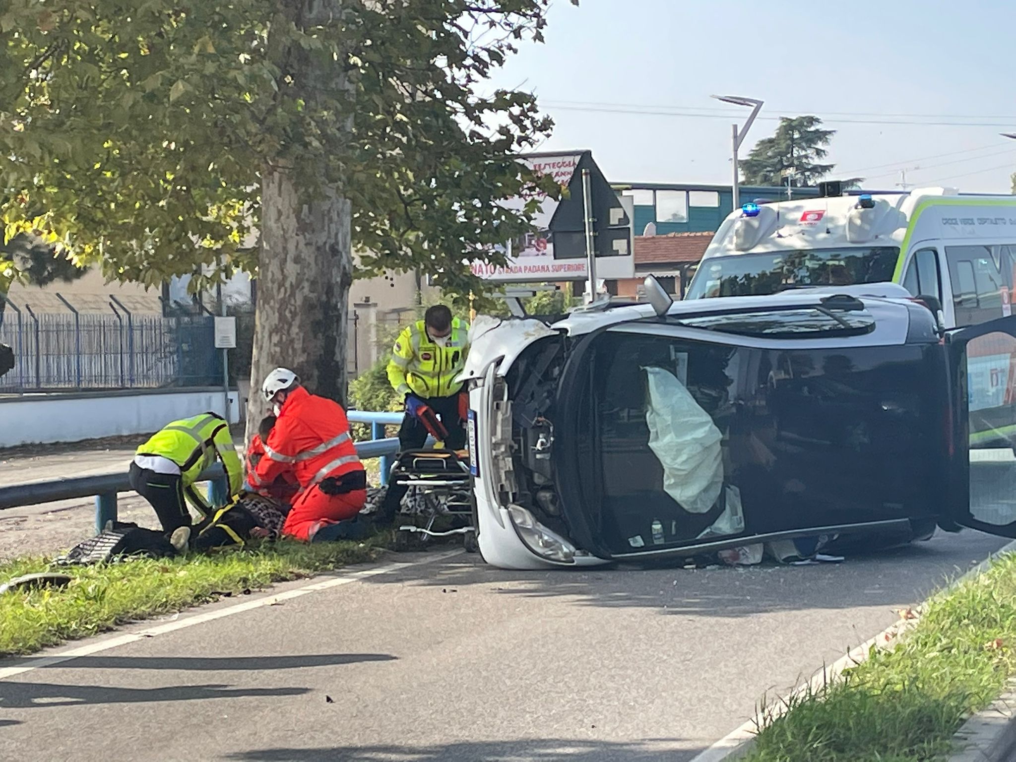 Donna di 31 anni si ribalta con l'auto: soccorsa in codice rosso