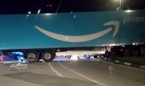 Camion di Amazon sbanda e finisce fuori strada: ferite due persone