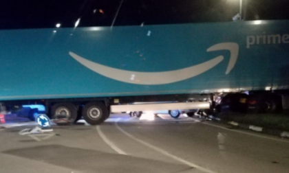 Camion di Amazon sbanda e finisce fuori strada: ferite due persone