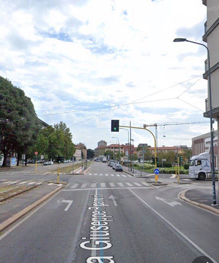 Camionista investe e uccide un motociclista per poi darsi alla fuga