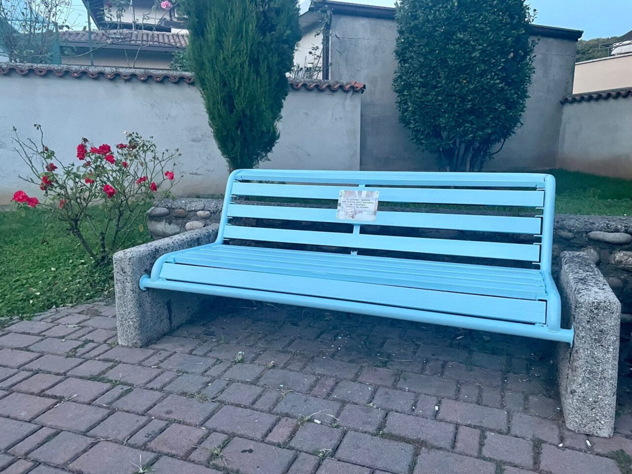 Le panchine si colorano per sensibilizzare su temi importanti: una è dedicata ai nonni