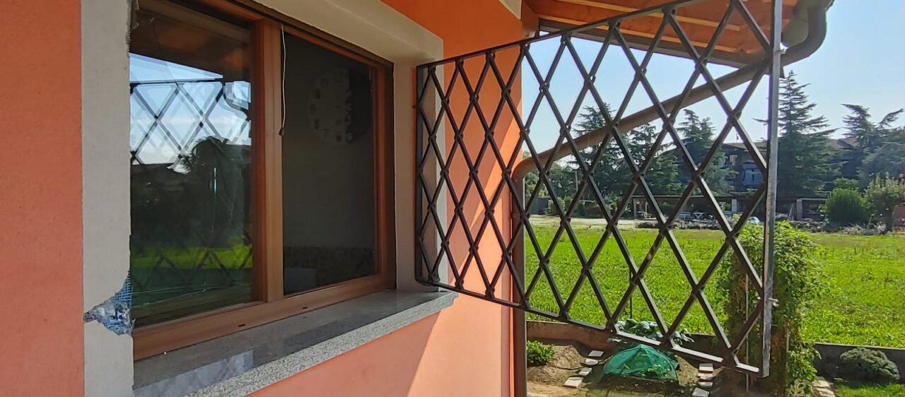 I ladri entrano dalla finestra e ribaltano la casa