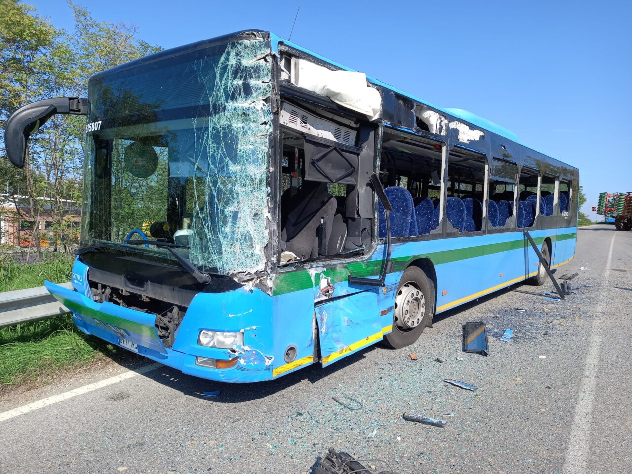 Scontro tra un trattore e un autobus di linea