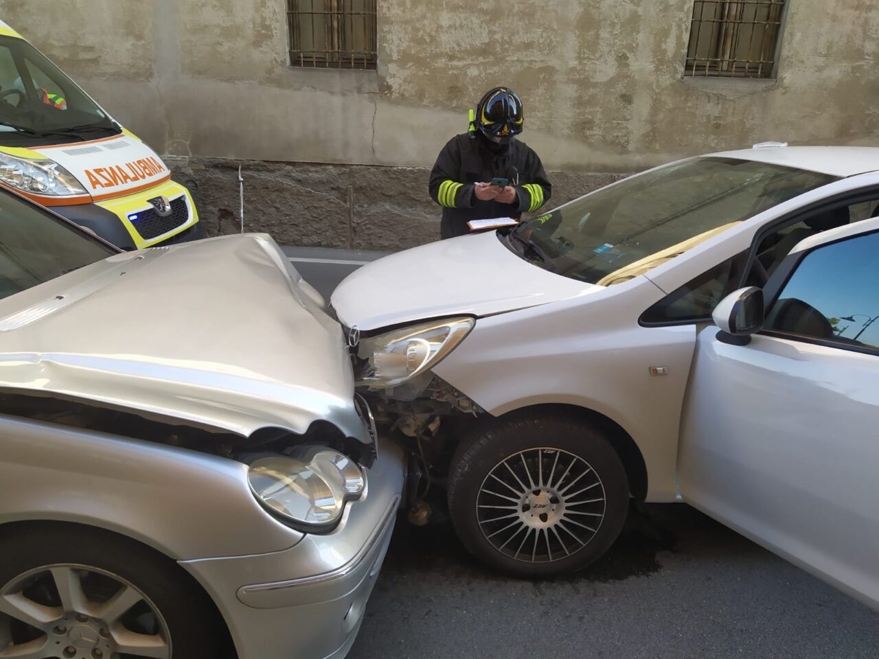Fontale tra due auto, coinvolte sette persone