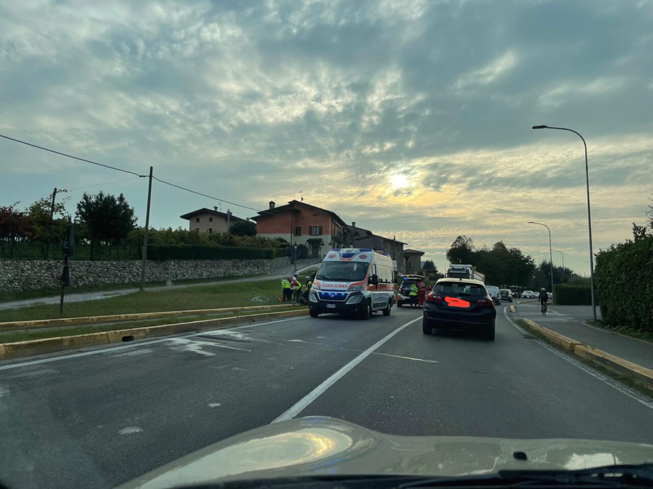 Caduta da bici e lavori sulla provinciale di Clusane, rallentamenti e code