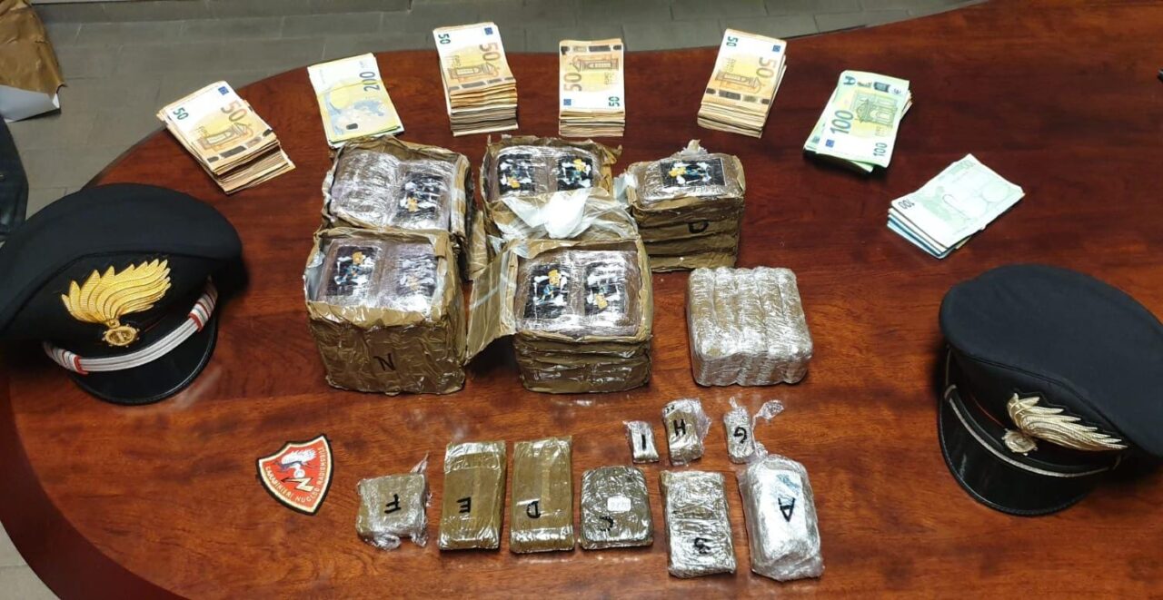 Aveva in negozio cinque chili di hashish e 37mila euro: arrestato
