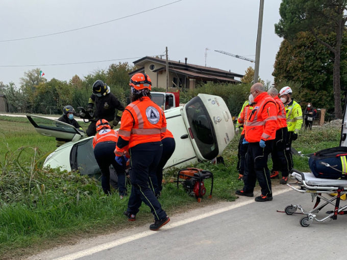 Finiscono fuori strada con l’auto: paura per due giovani
