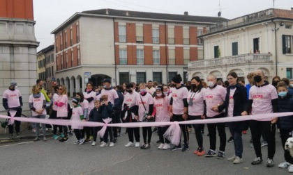 Più di 300 persone alla camminata per sensibilizzare sui tumori al seno