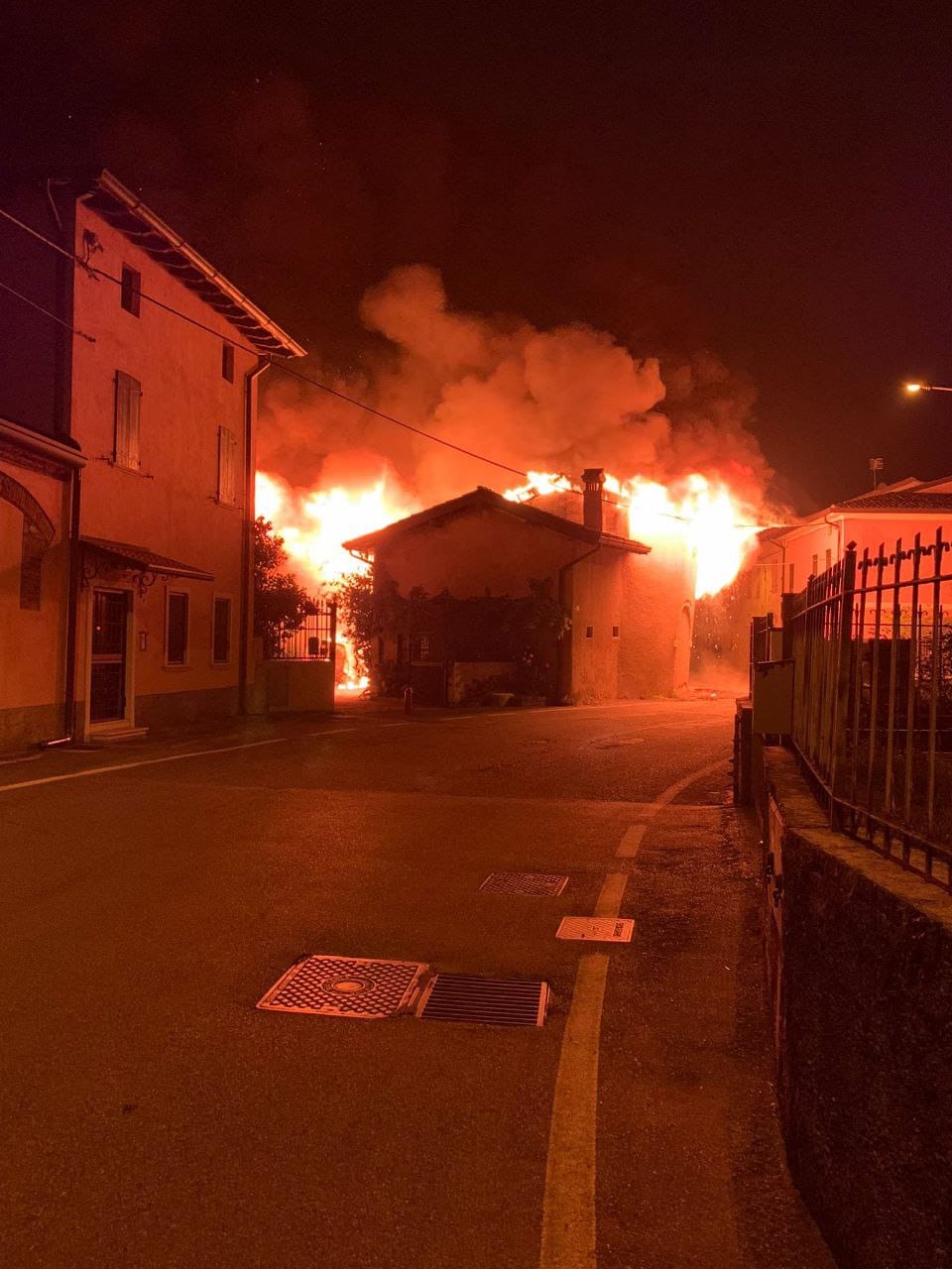 Divampano le fiamme in un locale produttivo a Bedizzole