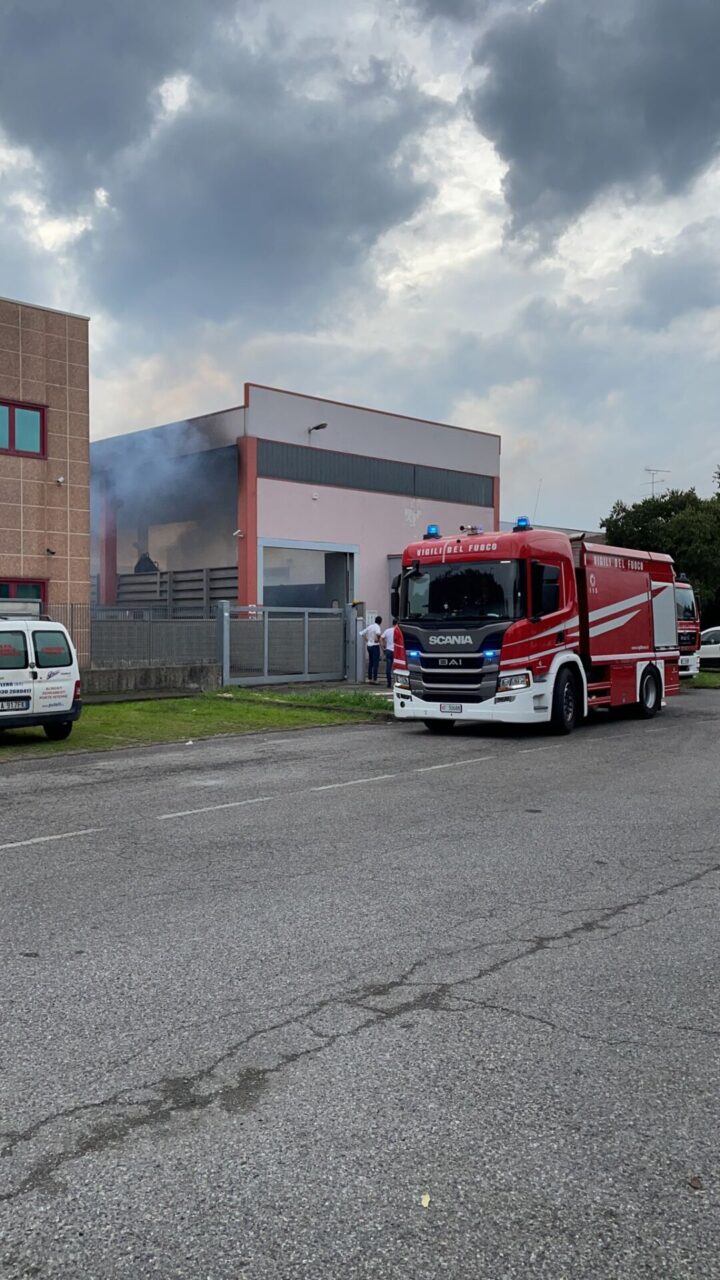 Prende fuoco un macchinario, arrivano i pompieri a Poncarale