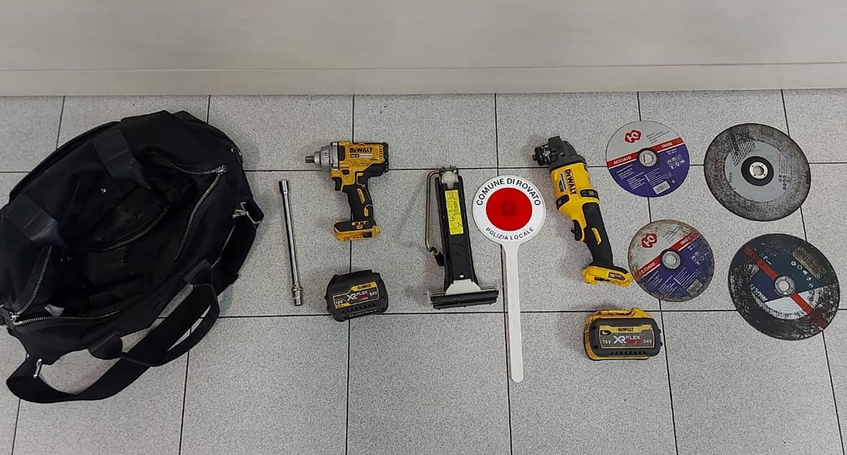 Arnesi da scasso nascosti nell’auto: denunciati
