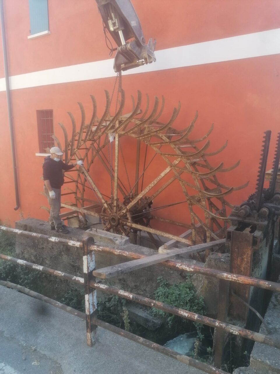 La ruota del mulino di Acqualunga torna al suo posto