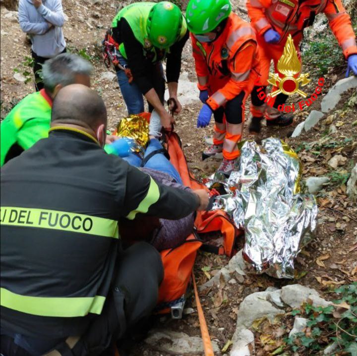 Infortunio lungo il cammino di Tignale, donna recuperata dai Vigili del Fuoco