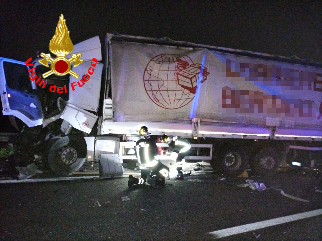 Incidente mortale in A4, coinvolti mezzi pesanti