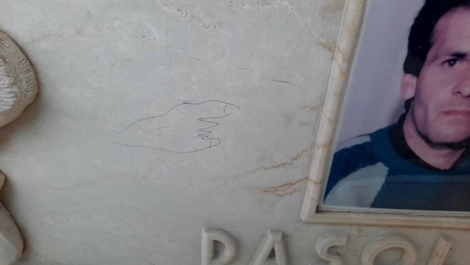 Atti sacrileghi al cimitero: è il quinto caso di lapide imbrattata