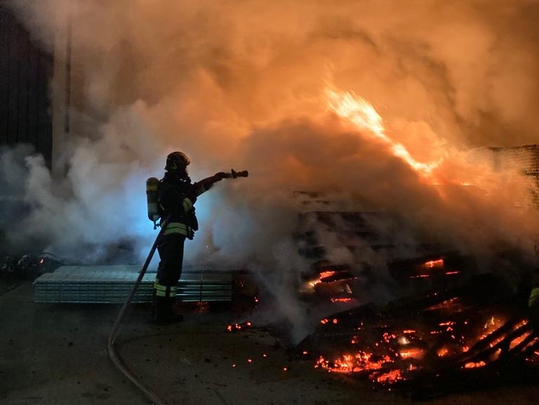 Rogo nella notte ad Adro: vigili del fuoco in azione