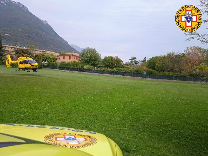 Precipita per una decina di metri dal Monte Castello, elitrasportato in ospedale