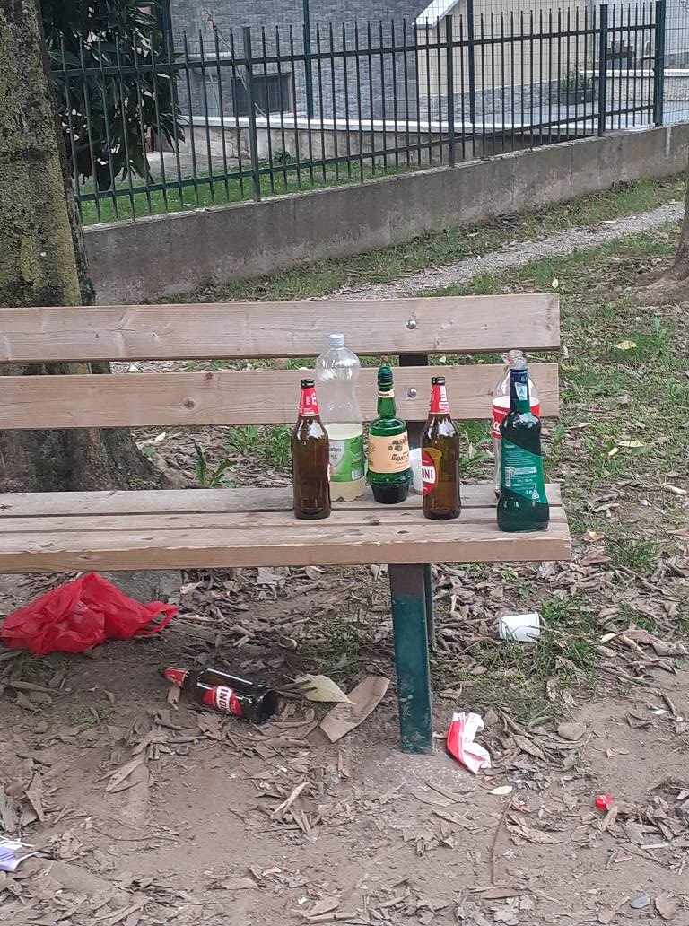 Spaccano e distruggono beni pubblici: multati 8 vandali