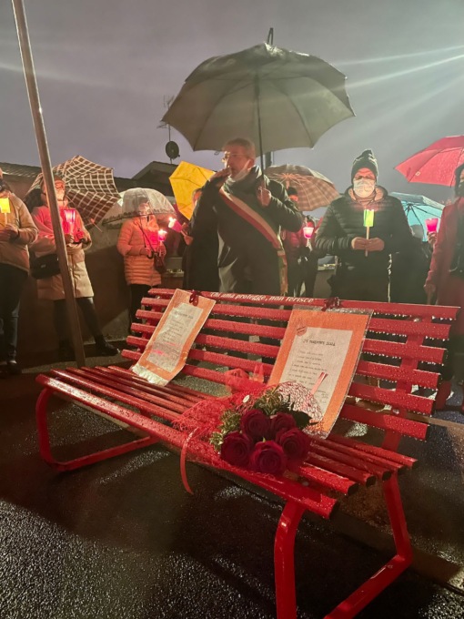 Elena Casanova, Castegnato le dedica una Panchina Rossa nel giorno che celebra il “no” alla violenza sulle donne