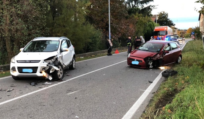 Pestato dopo un incidente fuori dalla discoteca, grave un 32enne