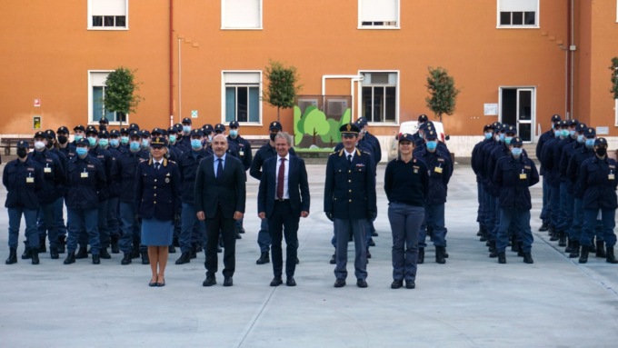 Polgai Brescia, donate 200 borracce al personale della Polizia di Stato che opera nella scuola e ai suoi allievi