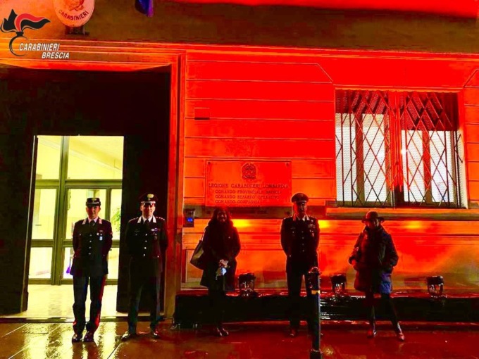 Comando Provinciale Carabinieri di Brescia illuminato di arancione contro la violenza sulle donne