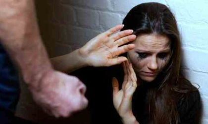 Violenza sessuale e percosse fuori dal Number One: arrestato
