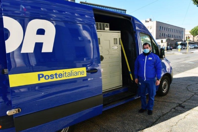 Vaccino Moderna, Poste Italiane consegna oltre 17mila dosi agli Spedali Civili di Brescia e all’ospedale di Esine