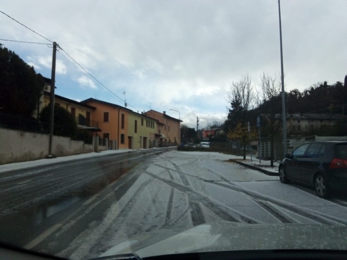Risveglio sotto la grandine, campi e giardini sembrano essere coperti di neve