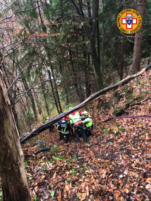 Esce dalla carreggiata con il trattore, intervengono i Vigili del Fuoco