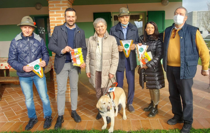 Palazzolo sull’Oglio, i Lions Club consegnano un cane guida ad una signora non vedente
