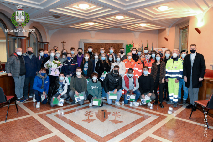 Comunità e associazioni incontrano i diciottenni per la consegna della Costituzione