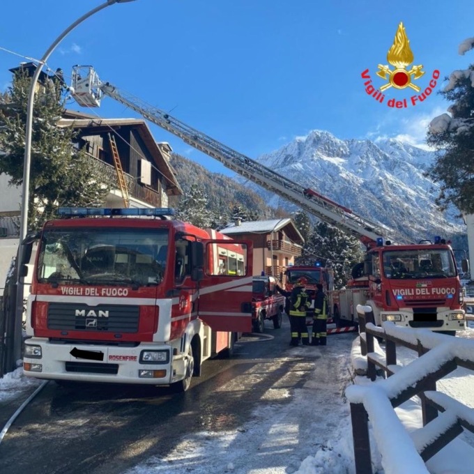 Va in fiamme il tetto, tanta paura ma nessun ferito