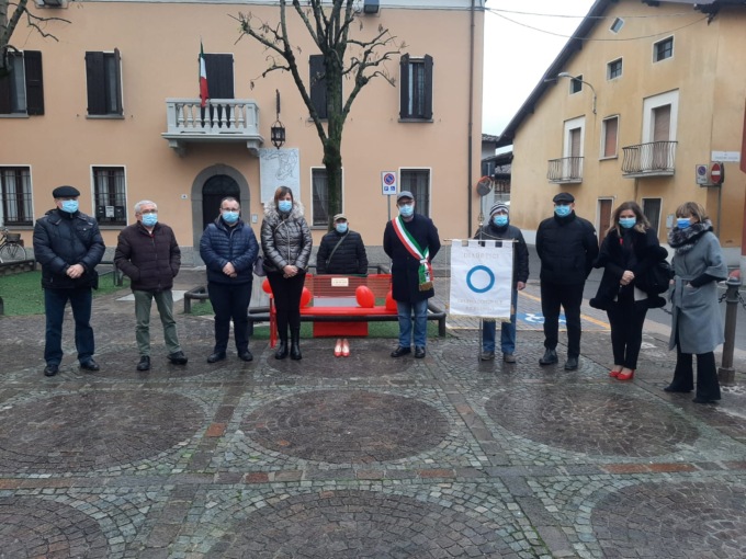 A Berlingo c’è la panchina rossa… anzi due!