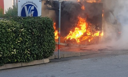 Camion prende fuoco a Desenzano, nessun ferito