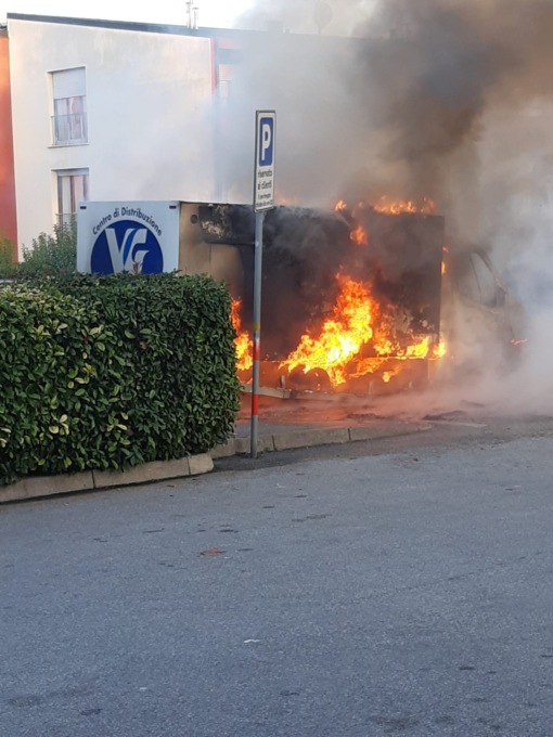 Camion prende fuoco a Desenzano, nessun ferito