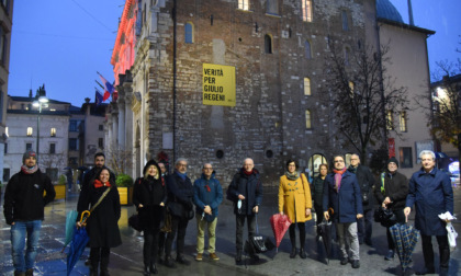Giulio Regeni, la città di Brescia lo ricorda con un nuovo striscione sulla facciata di Palazzo Loggia