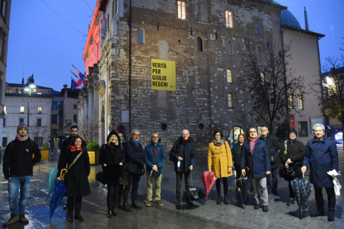 Giulio Regeni, la città di Brescia lo ricorda con un nuovo striscione sulla facciata di Palazzo Loggia