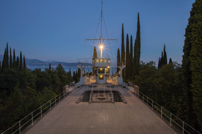 Gardone Riviera e Sirmione dialogano attraverso i fasci di luce della Marina Militare