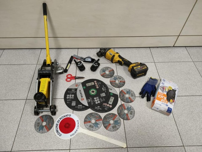 Ricetrasmittenti e arnesi da scasso nascosti in auto: denunciati