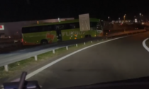 Flixbus sbatte contro il guardrail all'uscita dell'autostrada